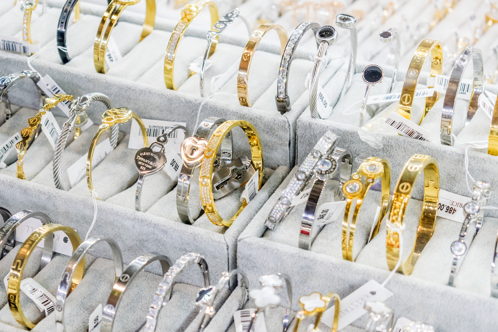 流光溢彩，匠心呈現 探訪珠寶零售店的櫥窗藝術與空間敘事